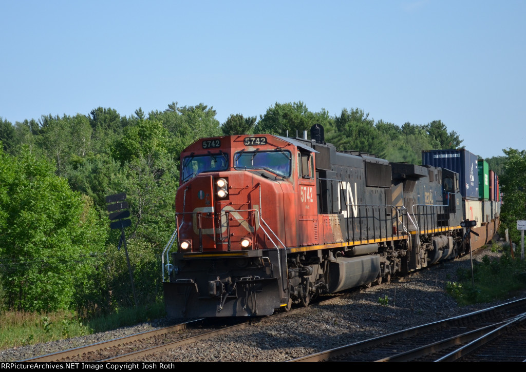 CN 5742 & BCOL 4653